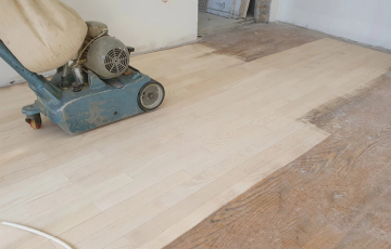 Hoblovanje parketa je proces površinske obrade starog parketa, odnosno reparacije. Nakon godina korišćenja i habanja, moguće ga je osvežiti i obnoviti hoblovanjem.