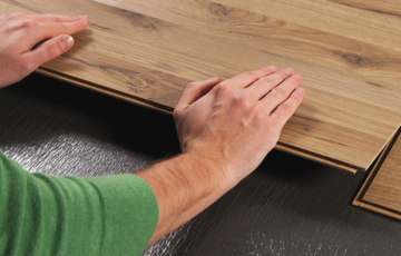 Mogućnost postavljanja laminata na različite vrste podloga, lako održavanje, dugotrajnost, ali i niža cena, u odnosu na podne obloge od punog drveta, glavne su prednosti laminata.